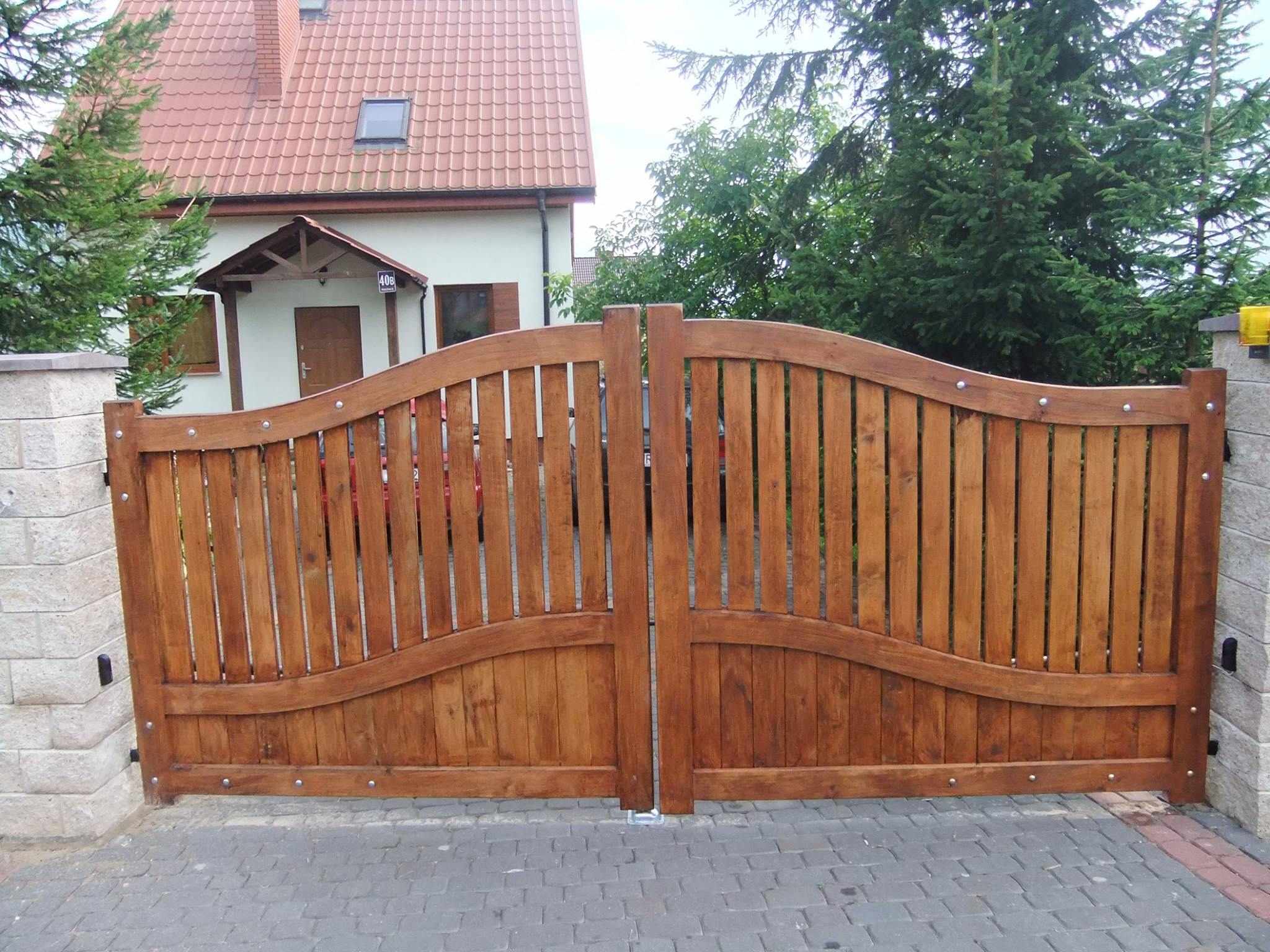 Brama wjazdowa z drewna modrzewiowego
